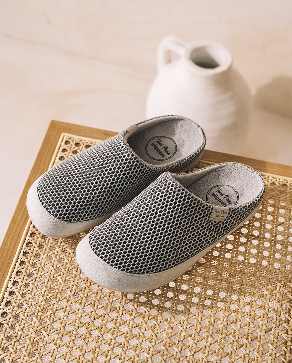Imagem 0 de Pantufas Abertas em Tecido Tipo Rede
