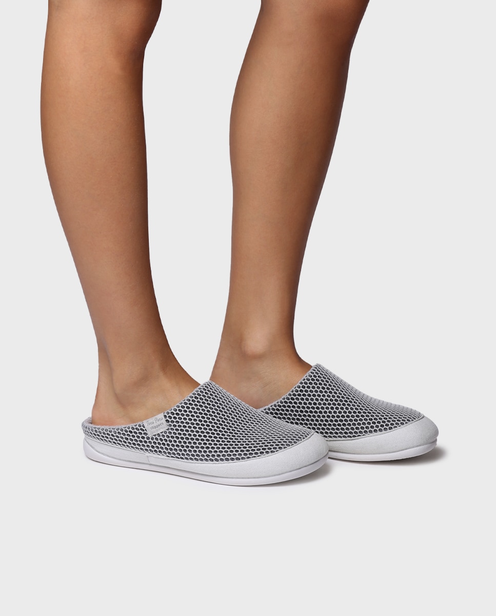 Pantufas Abertas em Tecido Tipo Rede Cinzento-5