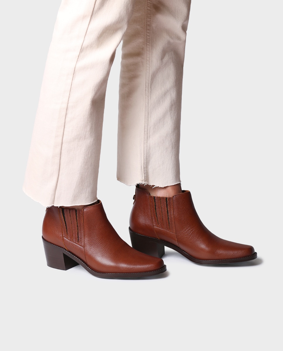 Botins de Pele com Elásticos Castanho-4