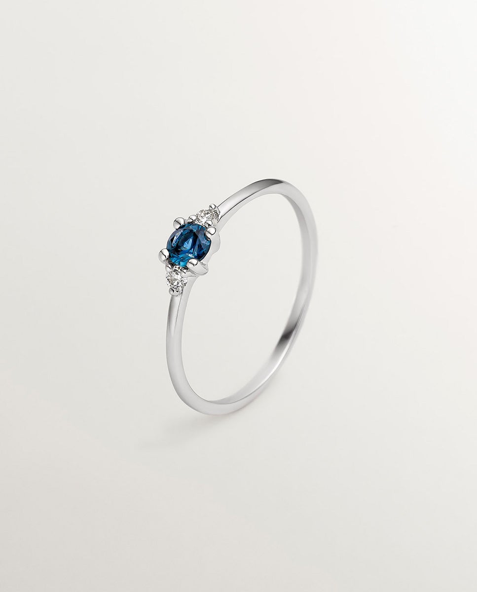 Anel de Ouro Branco de 9k com Safira Azul e Diamantes Azul-1