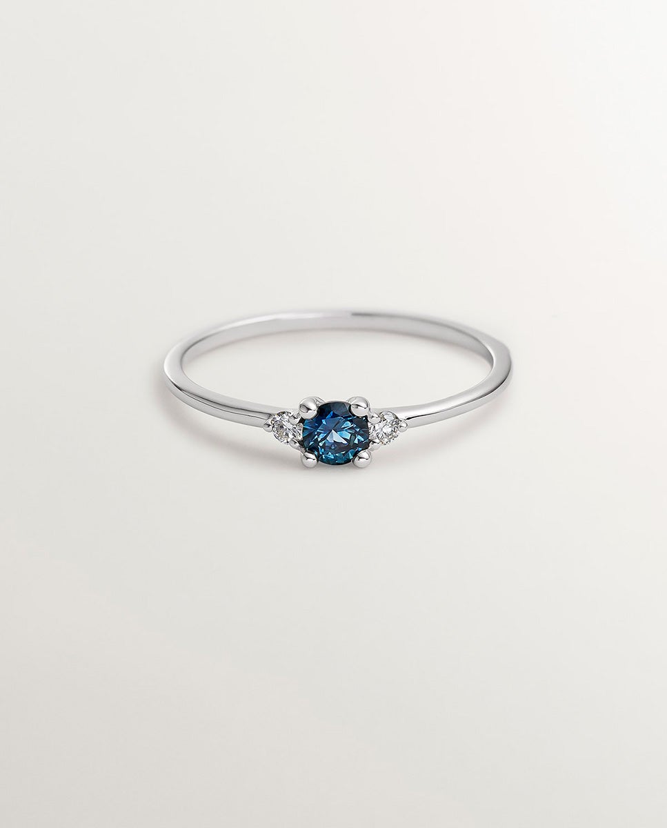 Anel de Ouro Branco de 9k com Safira Azul e Diamantes Azul-3