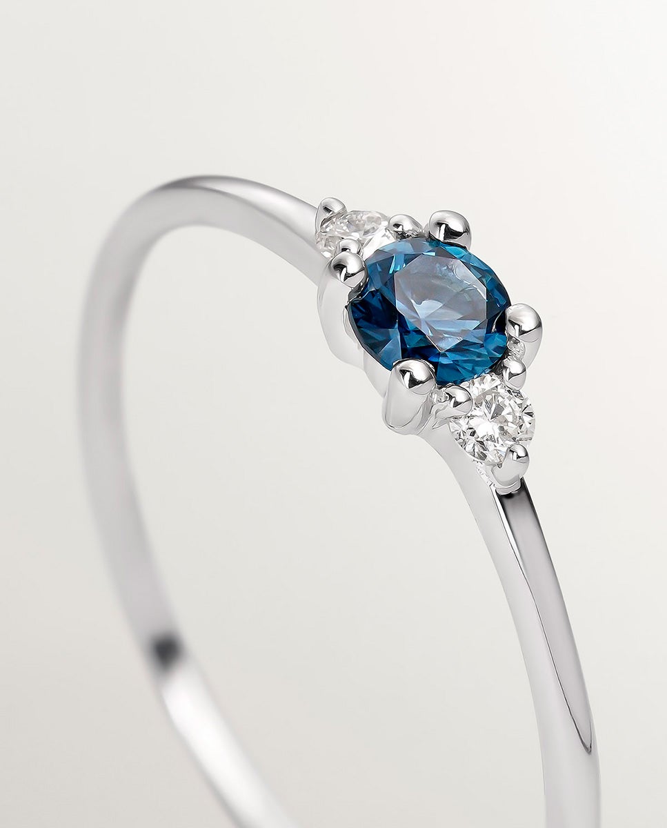 Anel de Ouro Branco de 9k com Safira Azul e Diamantes Azul-5