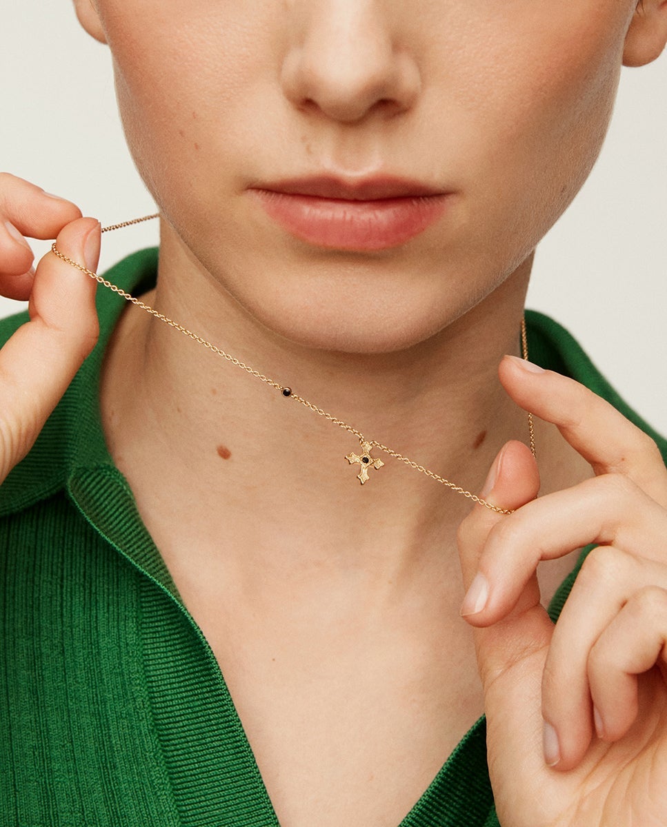 Corrente com Pendentes de Prata 925 Banhada a Ouro Amarelo de 18k com Cruz Pequena e Espinelas Preto-2
