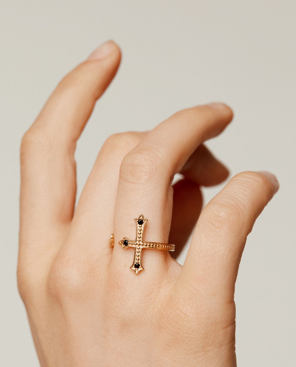 Anel Tu e Eu de Prata 925 Banhada em Ouro Amarelo de 18k com Forma de Cruz e Espinelas Negras Preto-2