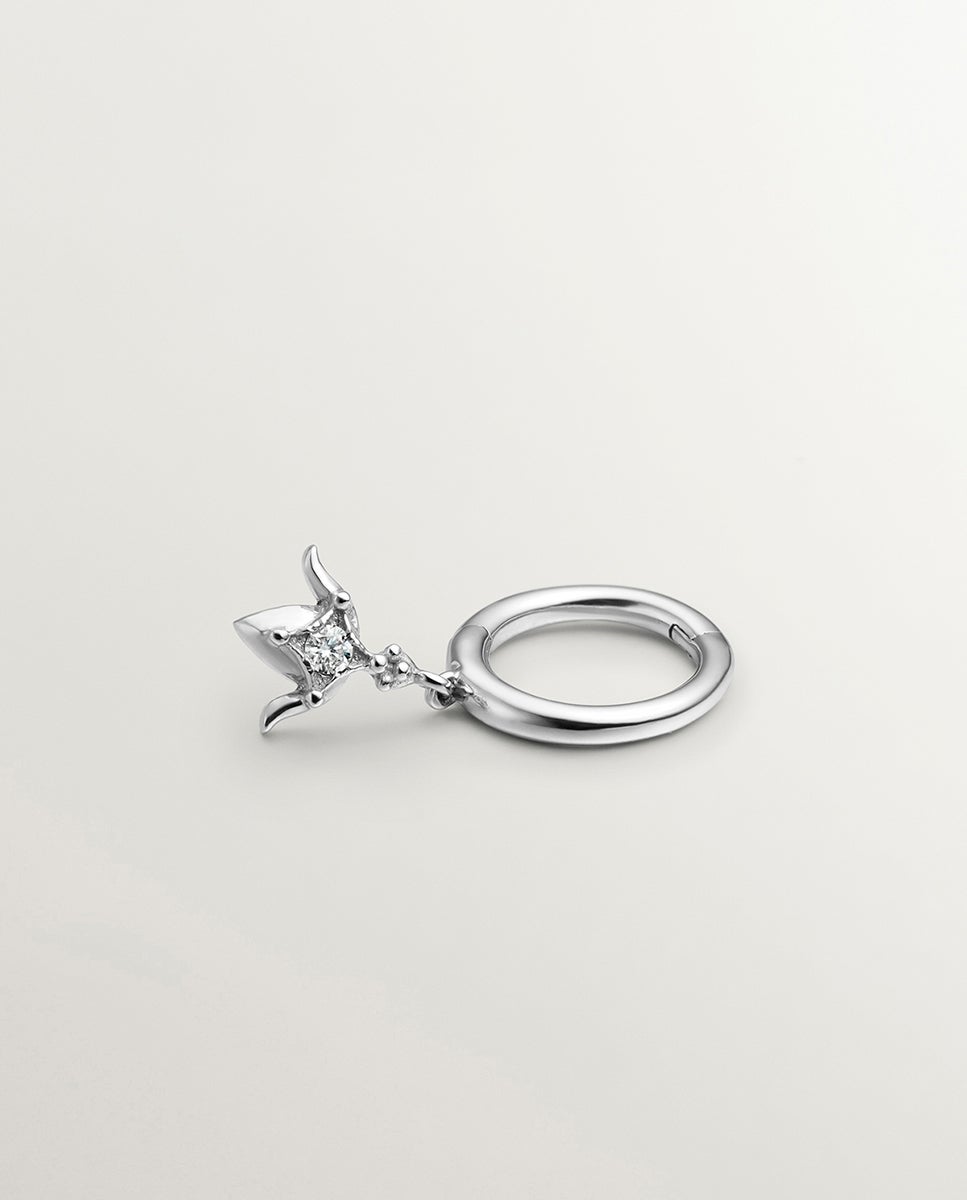 Brinco Individual de Argola Pequena de Ouro Branco 9k com Diamante e Flor de Lótus Branco-2