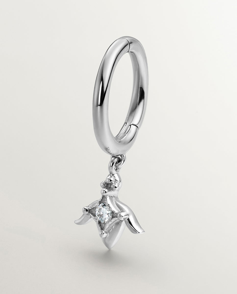 Brinco Individual de Argola Pequena de Ouro Branco 9k com Diamante e Flor de Lótus Branco-3