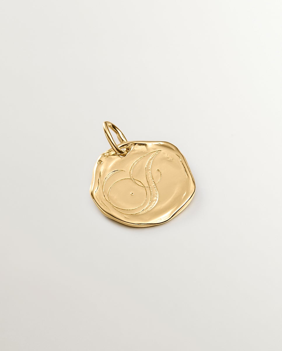 Imagem 0 de Charm Artesanal de Prata 925 Banhada em Ouro Amarelo de 18k com Inicial J