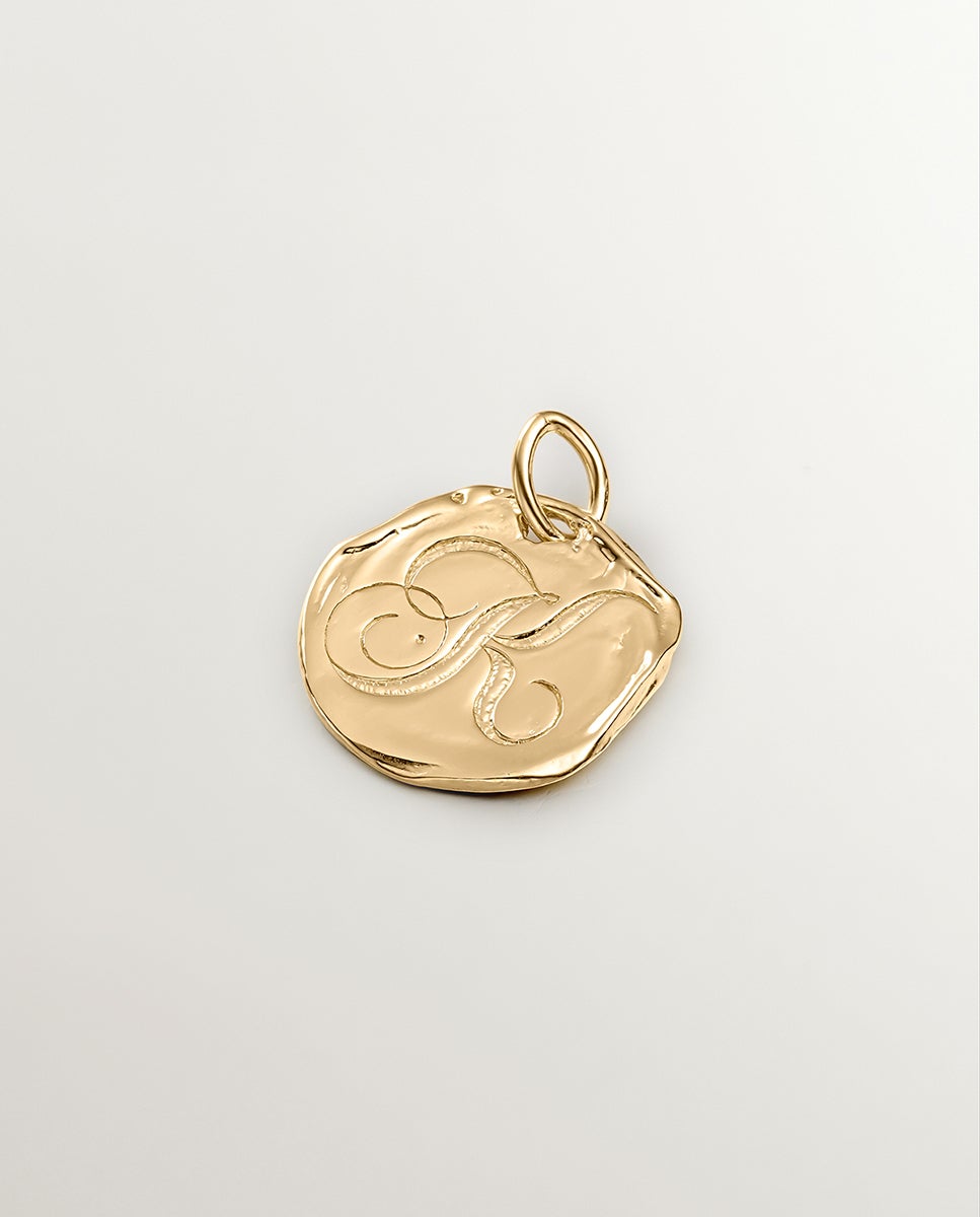 Imagem 0 de Charm Artesanal de Prata 925 Banhada em Ouro Amarelo de 18k com Inicial K