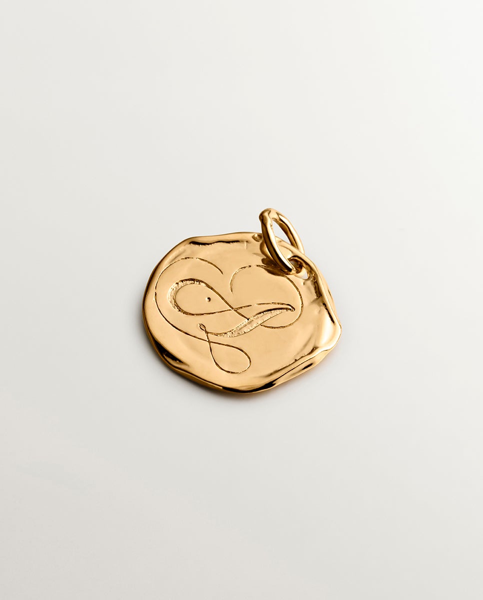 Imagem 0 de Charm Artesanal de Prata 925 Banhada em Ouro Amarelo de 18k com Inicial a