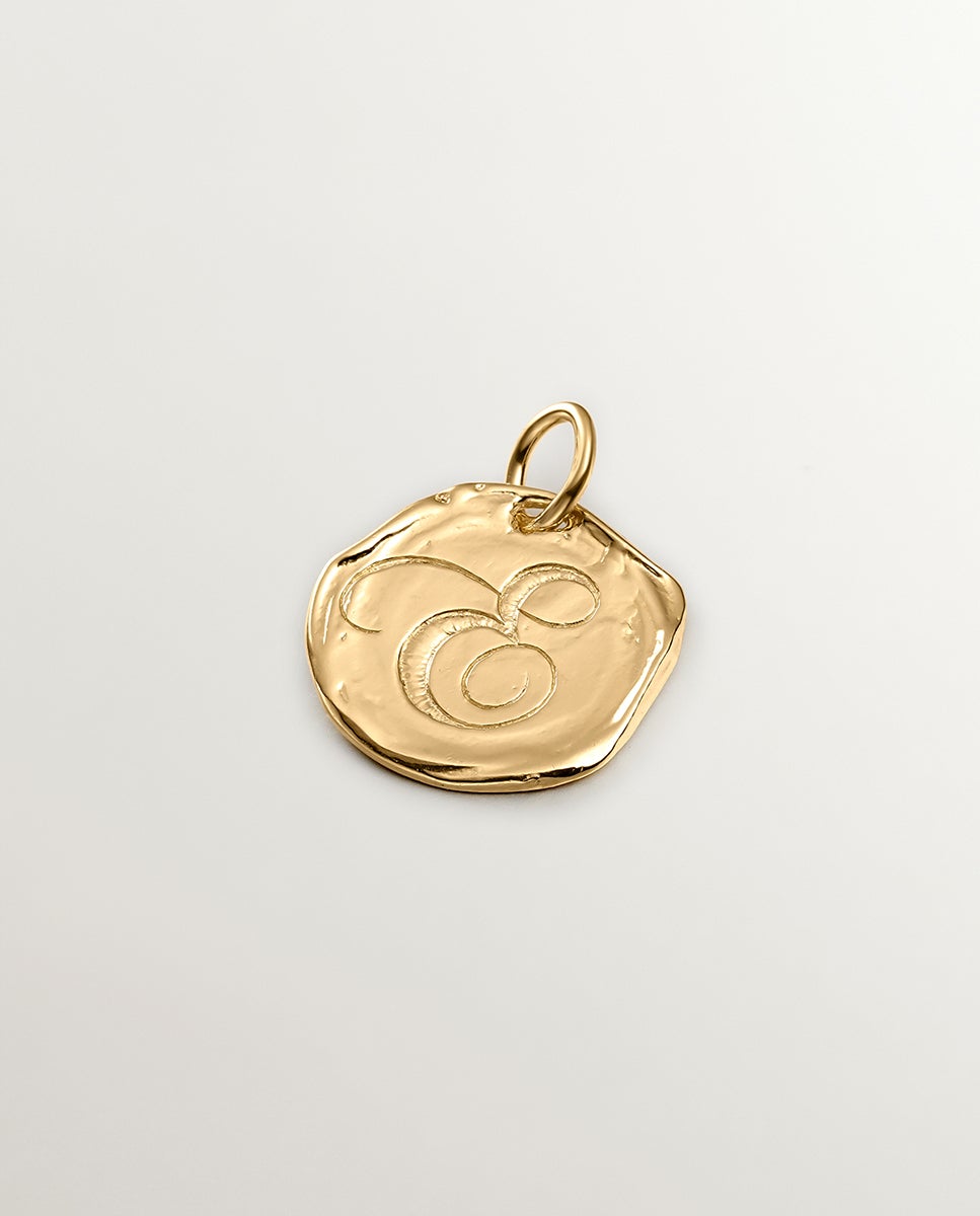 Imagem 0 de Charm Artesanal de Prata 925 Banhada em Ouro Amarelo de 18k com Inicial e