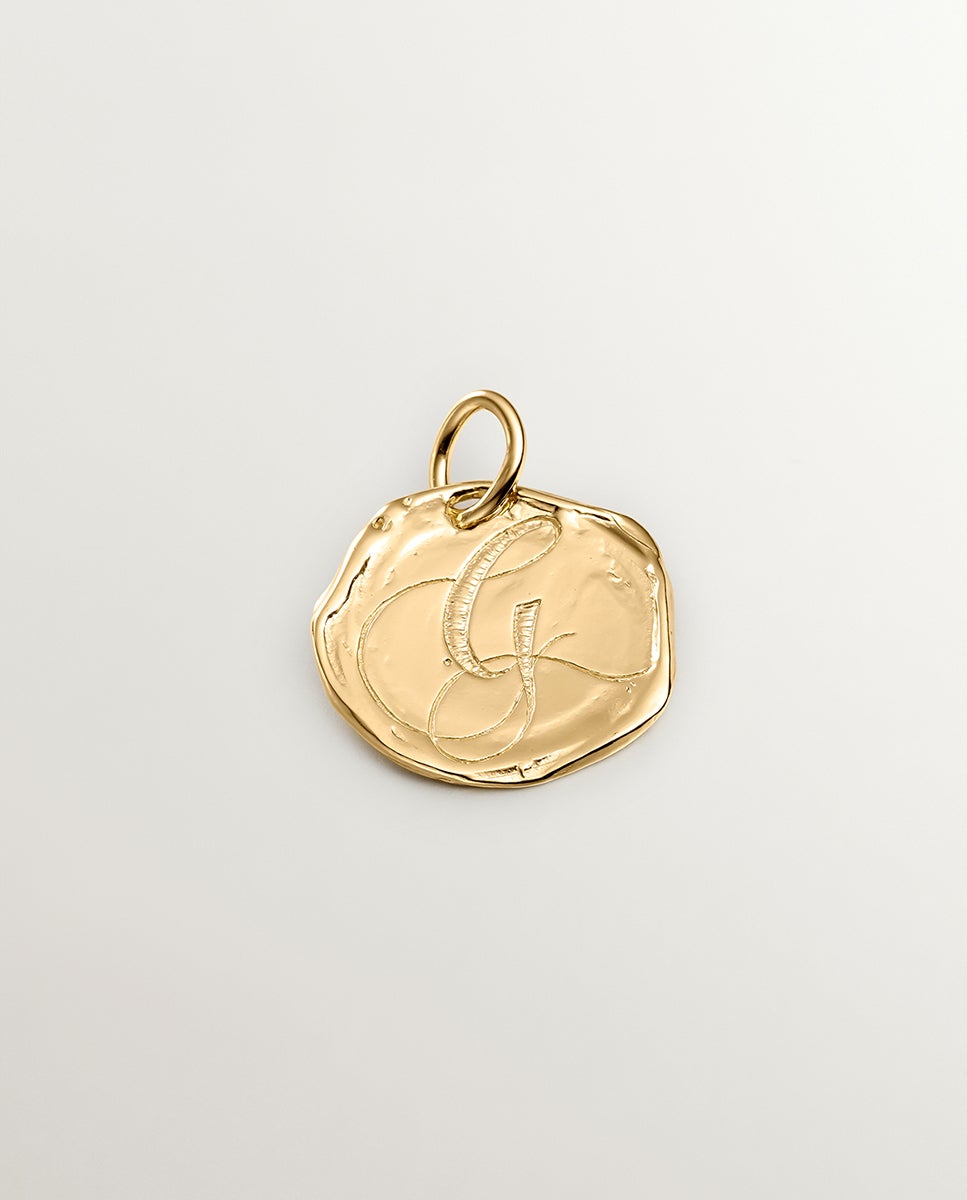 Imagem 0 de Charm Artesanal de Prata 925 com Banho de Ouro Amarelo de 18k com Inicial G