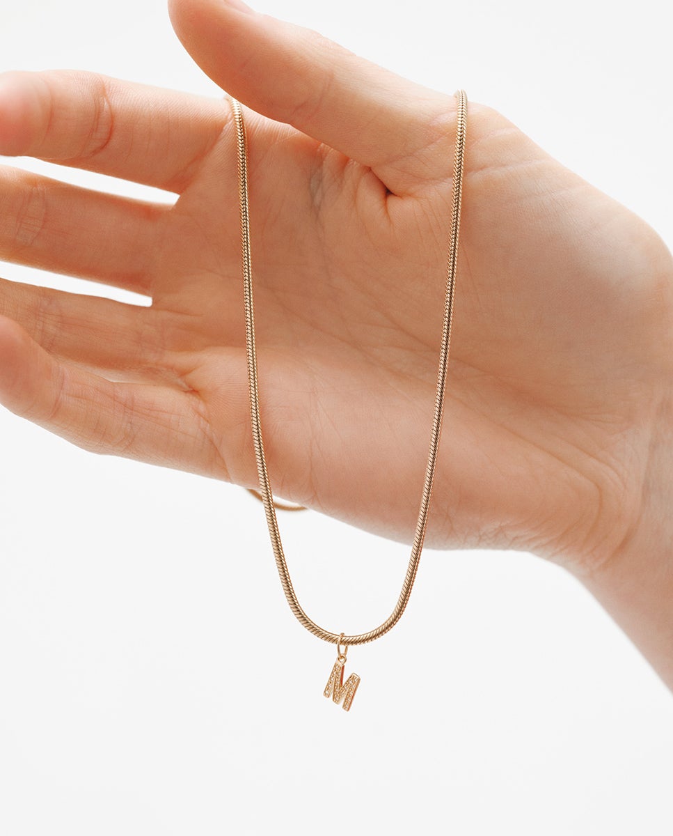 Charm de Prata 925 Banhada em Ouro Amarelo de 18k e Topázios Brancos Inicial M Branco-2