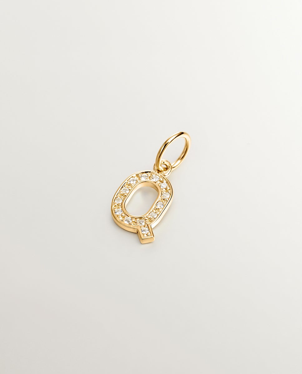 Charm de Prata 925 Banhada em Ouro Amarelo de 18k e Topázios Brancos Inicial Q Branco-1
