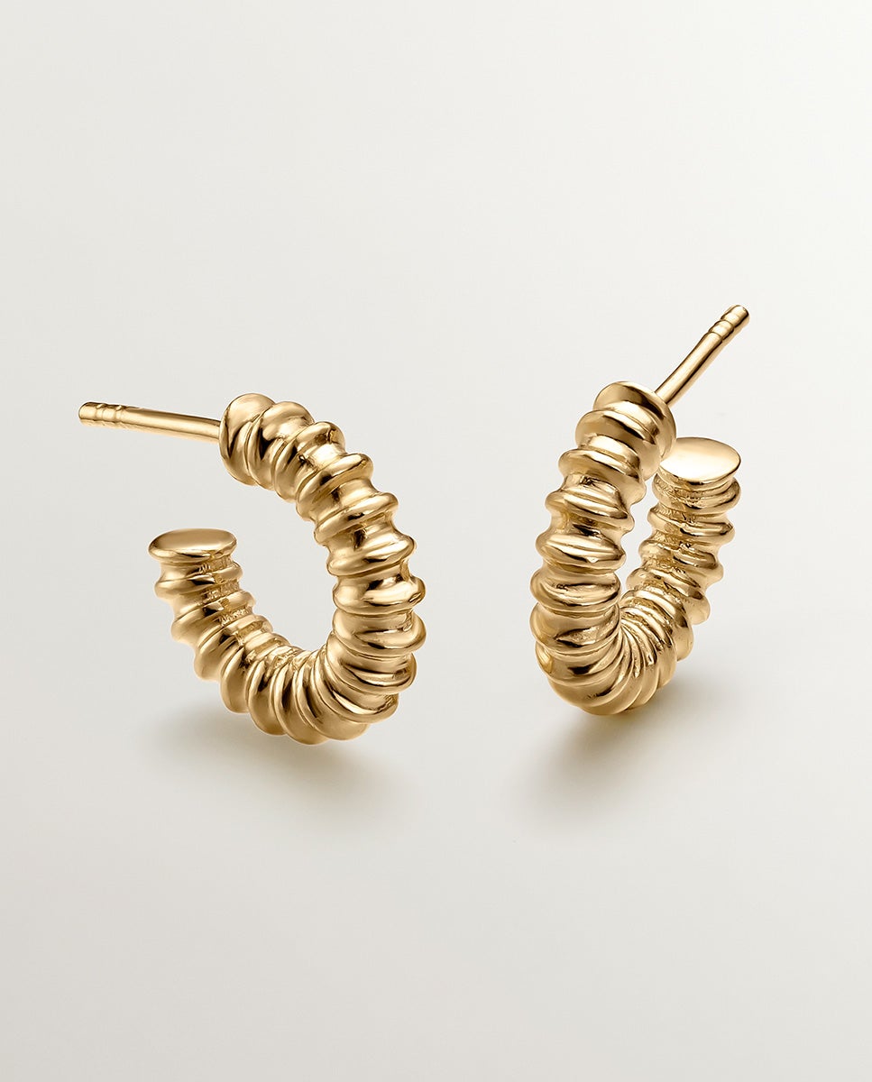Brincos de Aro Pequenos de Prata 925 com Banho em Ouro Amarelo de 18k e Acabamento em Relevo Ouro-3