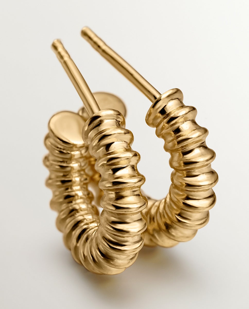 Brincos de Aro Pequenos de Prata 925 com Banho em Ouro Amarelo de 18k e Acabamento em Relevo Ouro-5