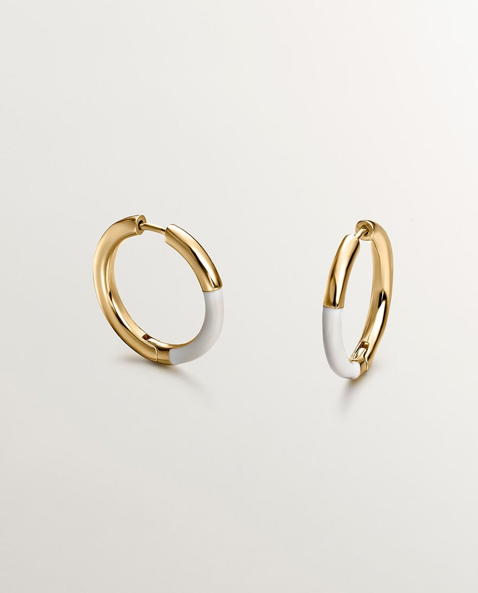 Brincos de Argola Média de Prata 925 Banhada em Ouro Amarelo de 18k com Esmalte Branco Branco-1