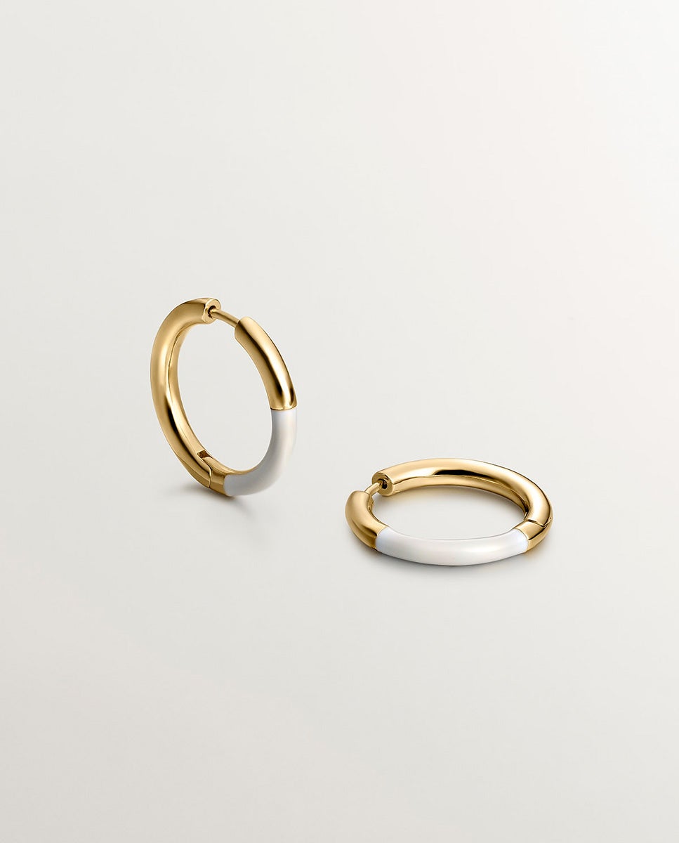 Brincos de Argola Média de Prata 925 Banhada em Ouro Amarelo de 18k com Esmalte Branco Branco-3