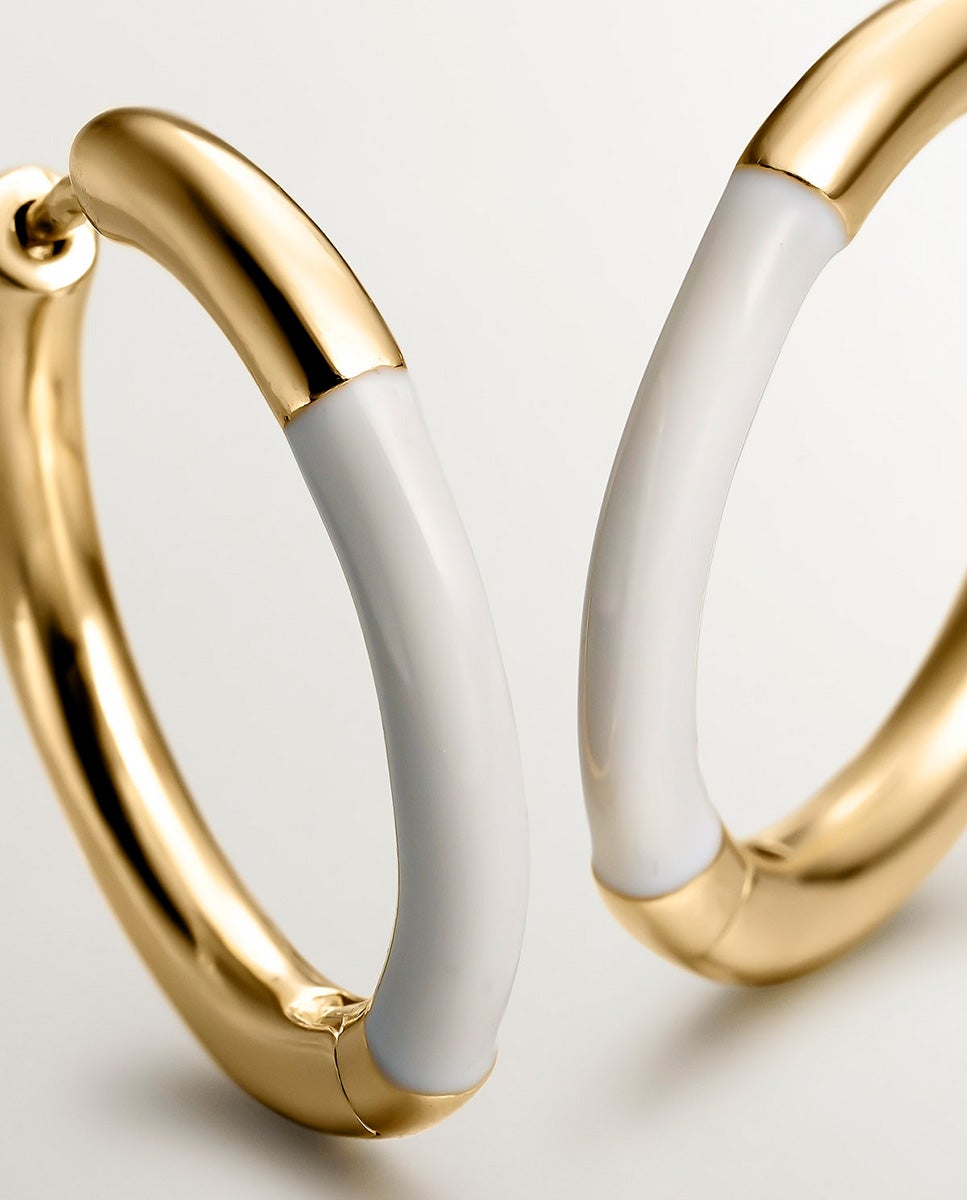 Brincos de Argola Média de Prata 925 Banhada em Ouro Amarelo de 18k com Esmalte Branco Branco-5
