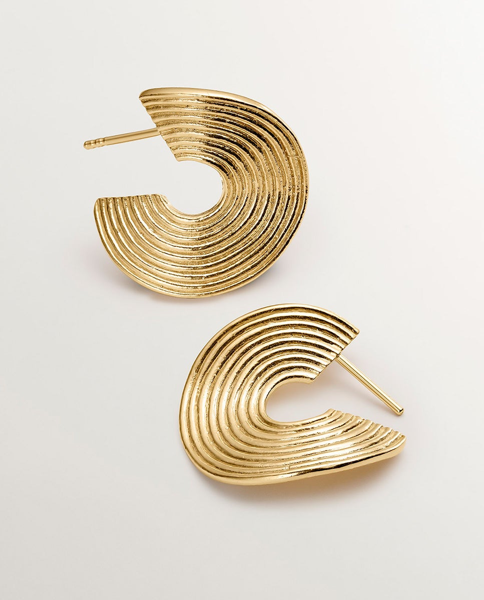 Brincos de Aro Médios de Prata 925 com Banho em Ouro Amarelo de 18k com Relevo e Forma Irregular Ouro-1