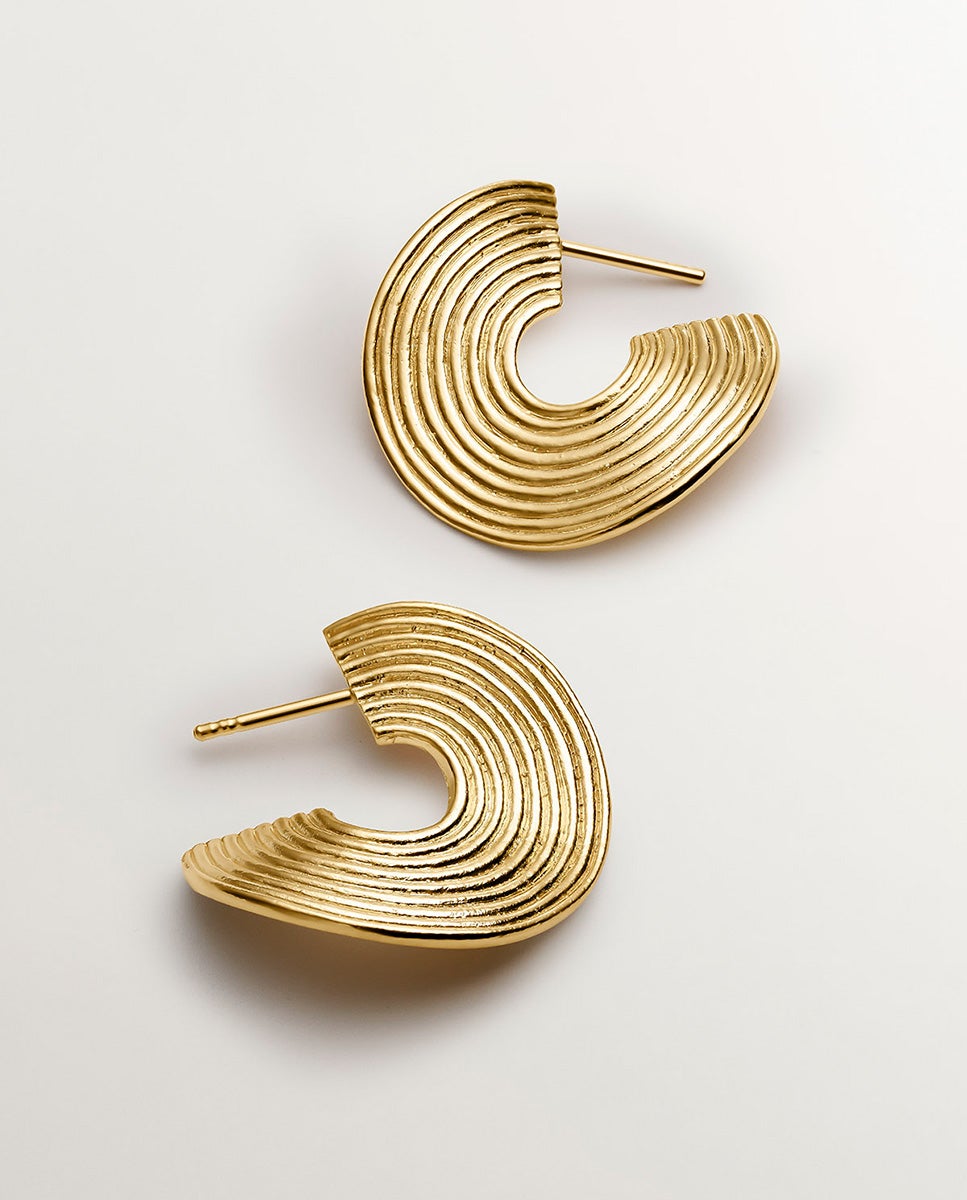 Brincos de Aro Médios de Prata 925 com Banho em Ouro Amarelo de 18k com Relevo e Forma Irregular Ouro-5