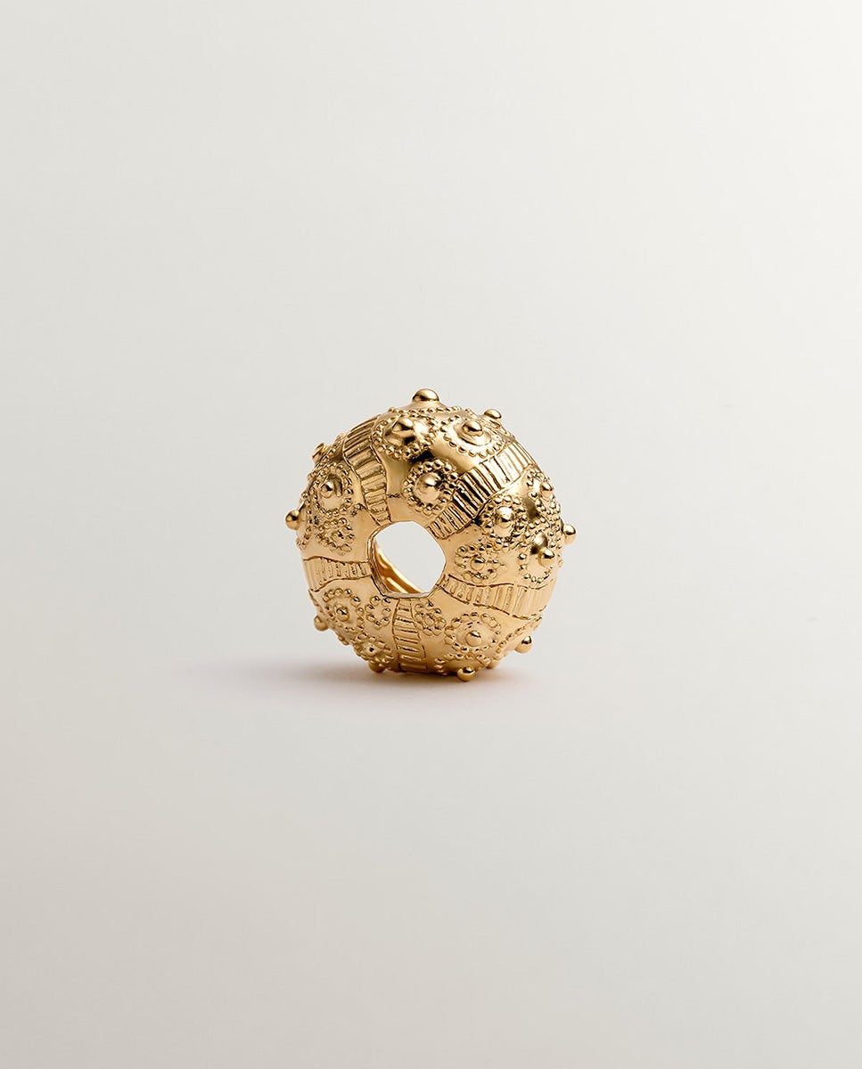 Charm de Prata 925 Banhada em Ouro Amarelo de 18k com Forma de Ouriço-do-mar Ouro-1