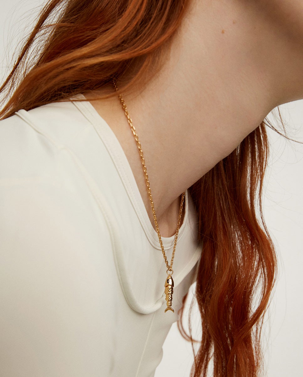 Charm de Prata 925 Banhada em Ouro Amarelo de 18k com Esmalte em Preto e Forma de Peixe Ouro-2