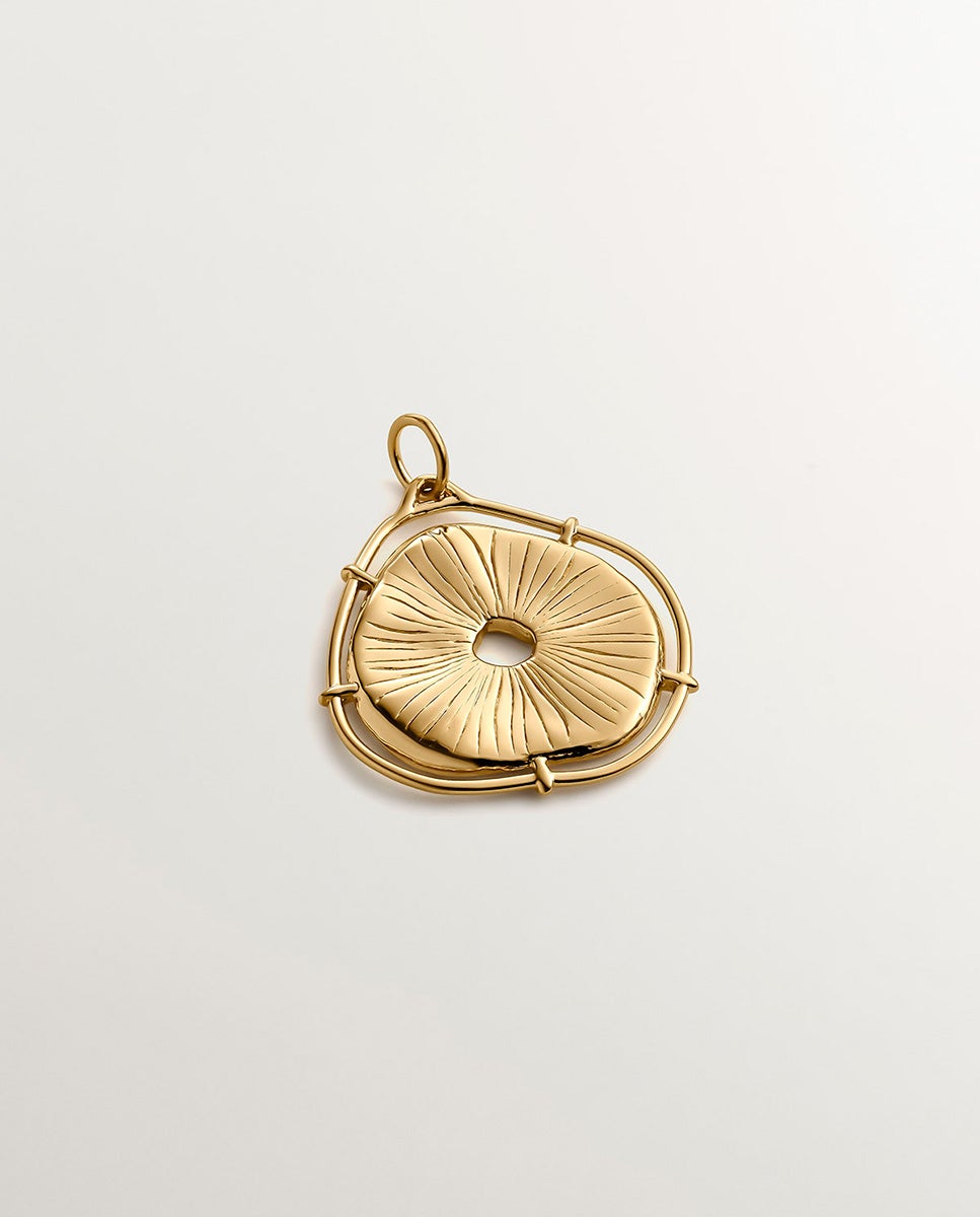 Charm de Prata 925 Banhada em Ouro Amarelo de 18k com Forma de Medalha Irregular e Topázios Brancos Branco-3