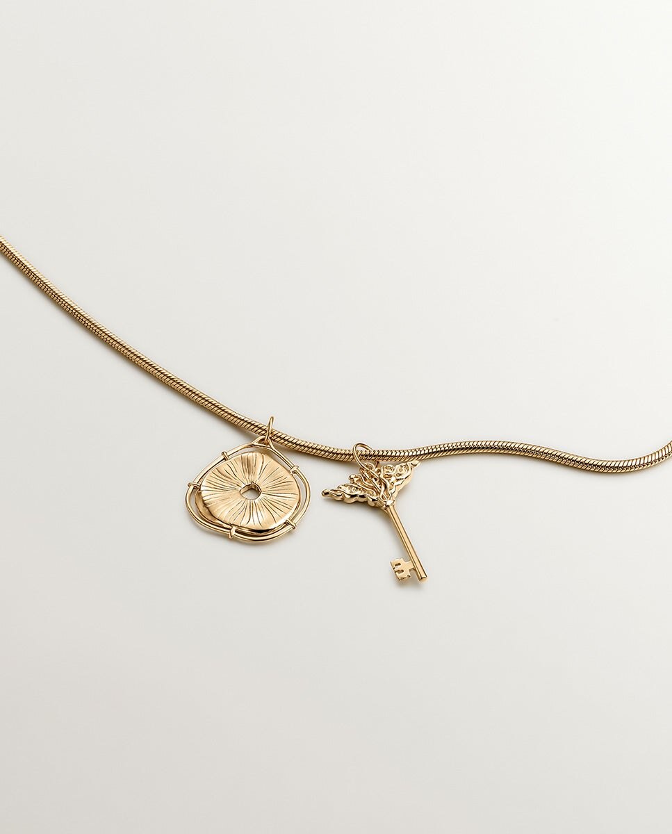 Charm de Prata 925 Banhada em Ouro Amarelo de 18k com Forma de Medalha Irregular e Topázios Brancos Branco-5