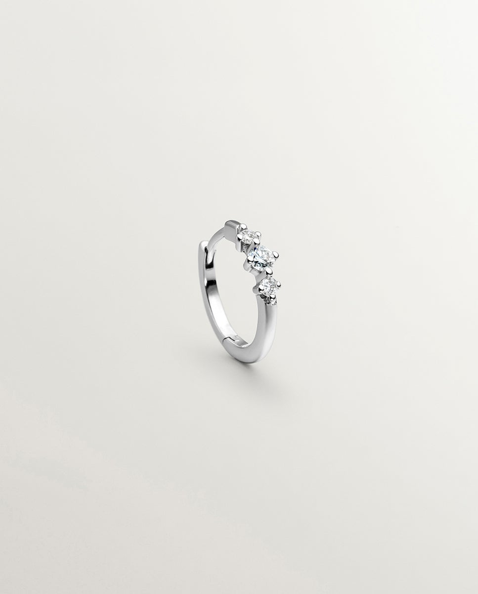 Brinco Individual Pequeno de Argola em Ouro Branco 18k com Triplo Diamante Branco-1