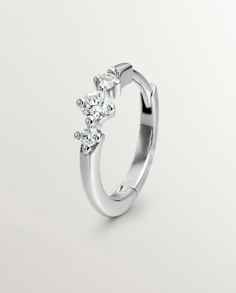 Brinco Individual Pequeno de Argola em Ouro Branco 18k com Triplo Diamante Branco-2