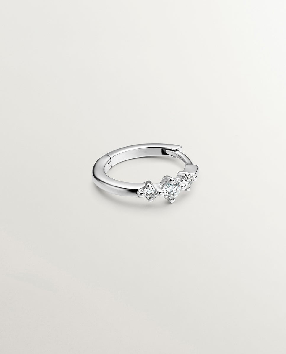 Brinco Individual Pequeno de Argola em Ouro Branco 18k com Triplo Diamante Branco-3