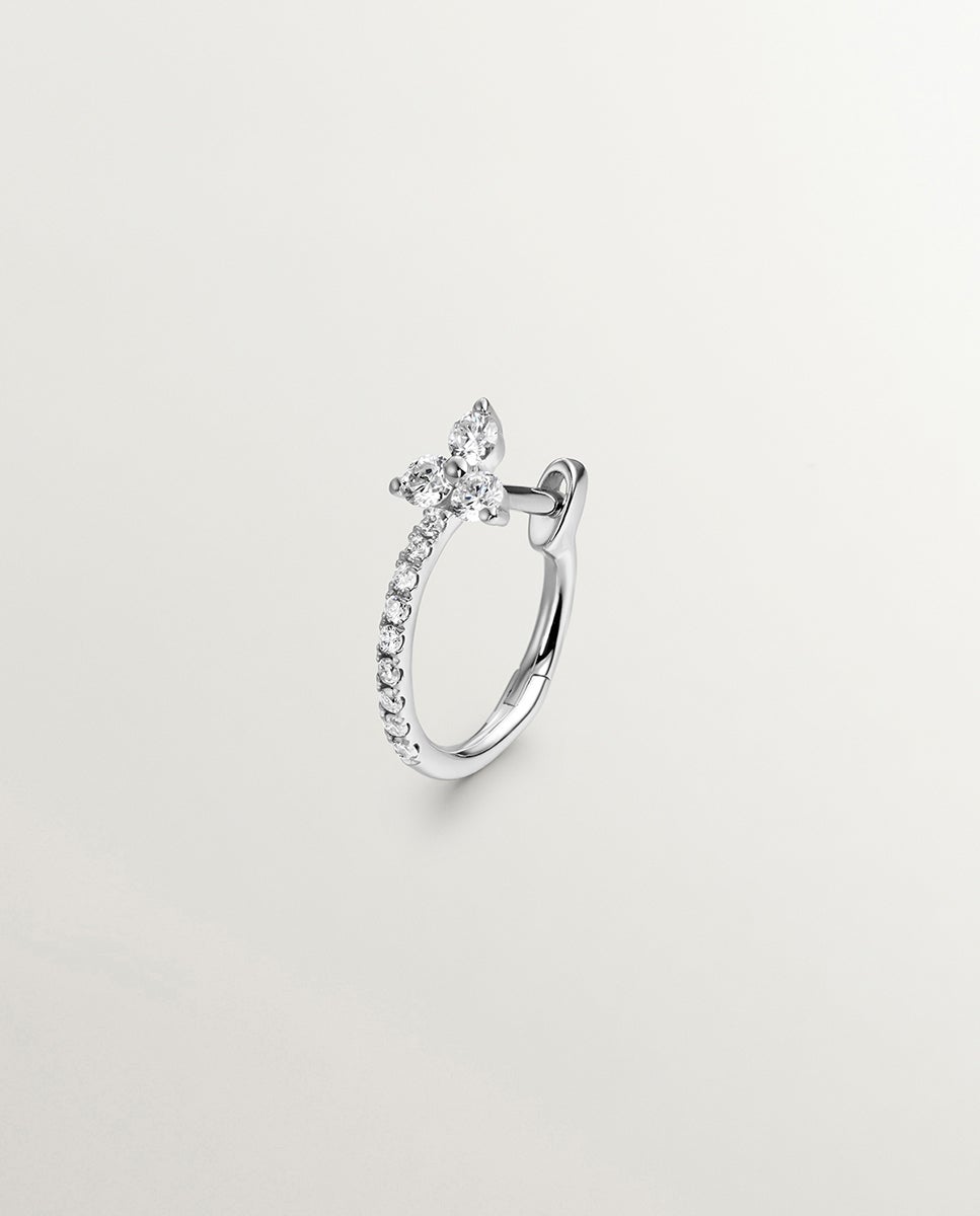 Brinco Individual Pequeno de Argola de Ouro Branco 18k com Diamantes Branco-1