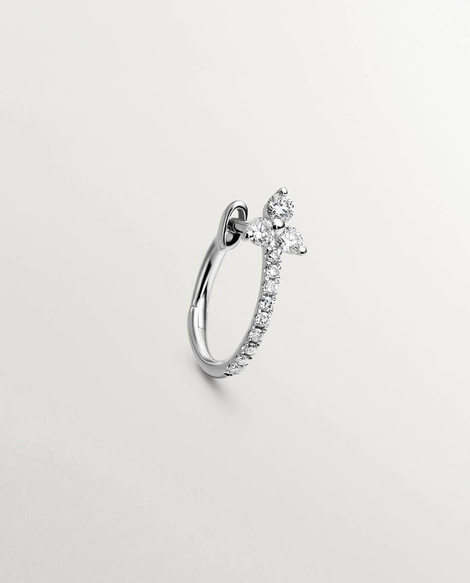 Brinco Individual Pequeno de Argola de Ouro Branco 18k com Diamantes Branco-2