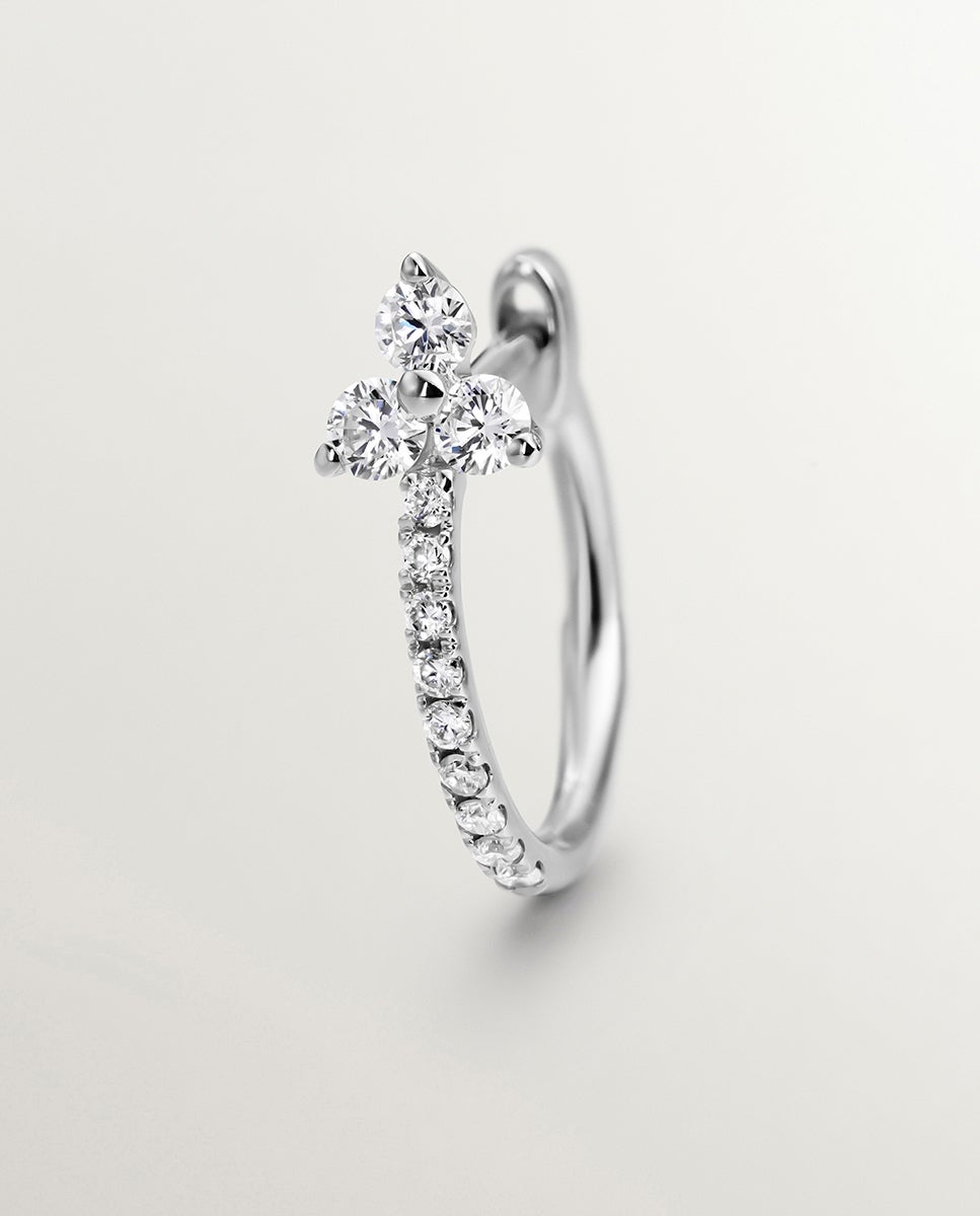 Brinco Individual Pequeno de Argola de Ouro Branco 18k com Diamantes Branco-3
