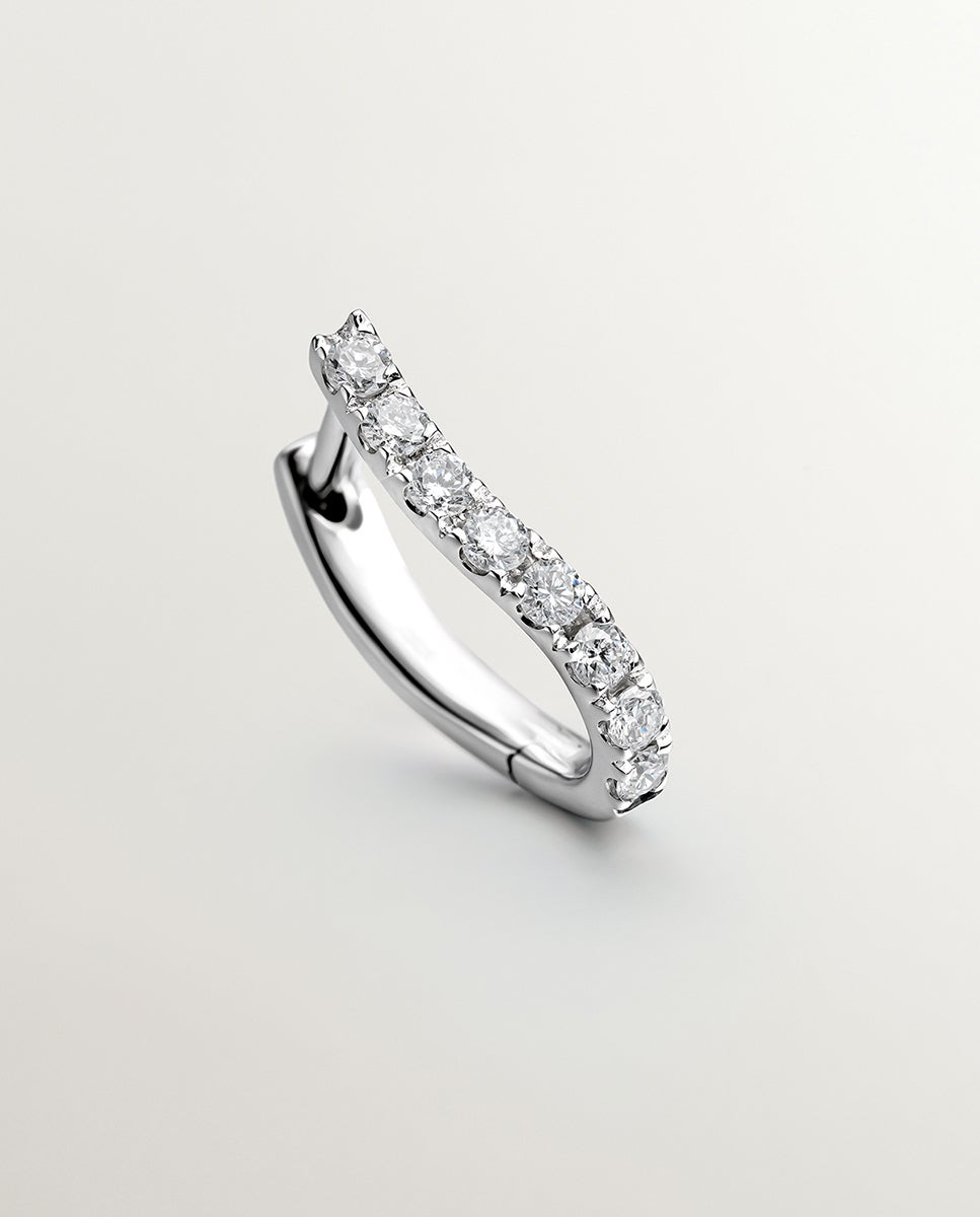 Brinco Individual de Argola Pequena de Ouro Branco 18k com Diamantes e Forma Ondulada Branco-5