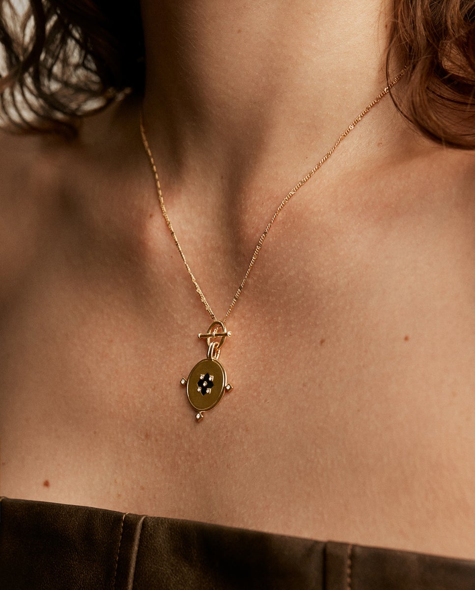 Pendente de Prata 925 Banhada a Ouro Amarelo de 18k com Medalha, Topázios Brancos e Esmalte em Preto Preto-4