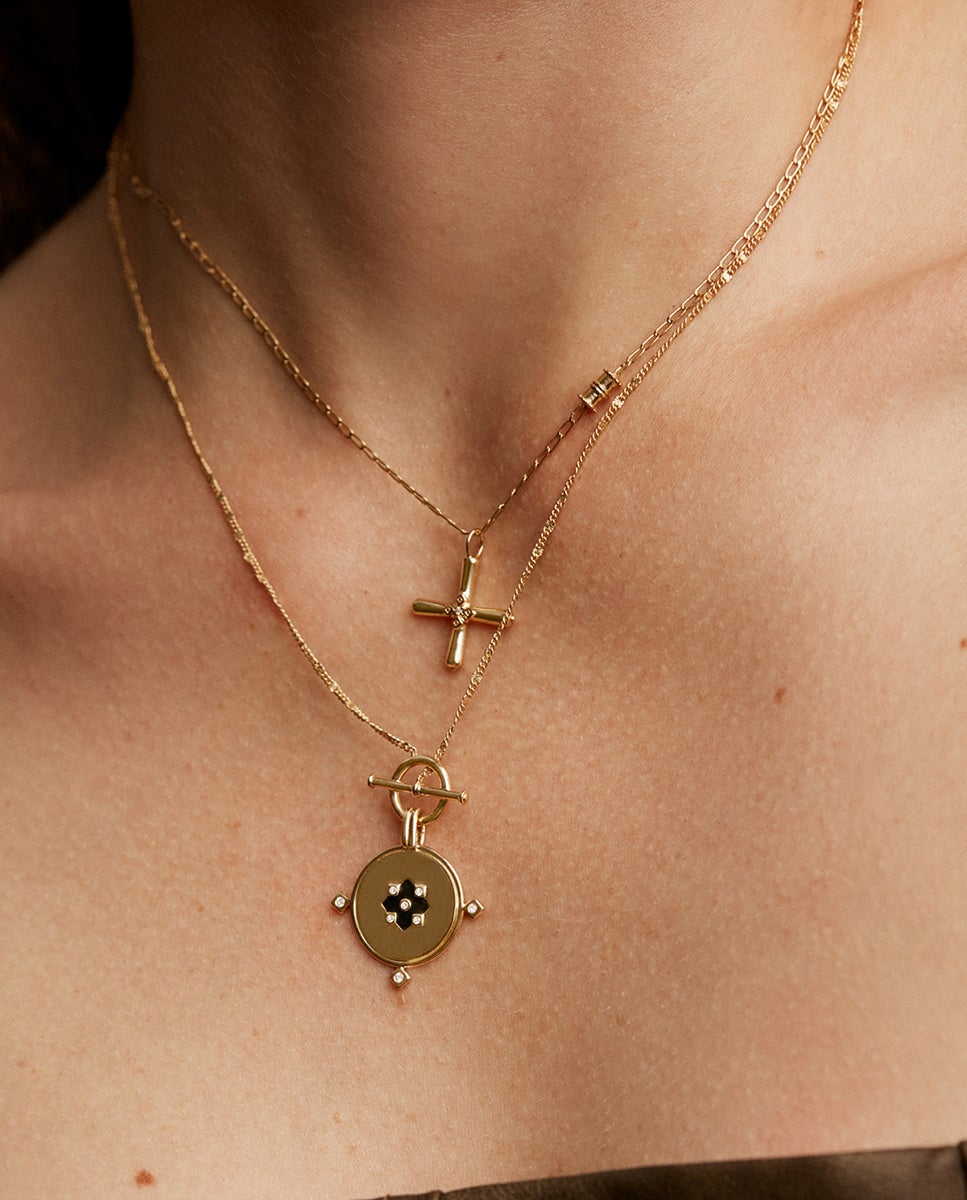 Pendente de Prata 925 Banhada a Ouro Amarelo de 18k com Medalha, Topázios Brancos e Esmalte em Preto Preto-6