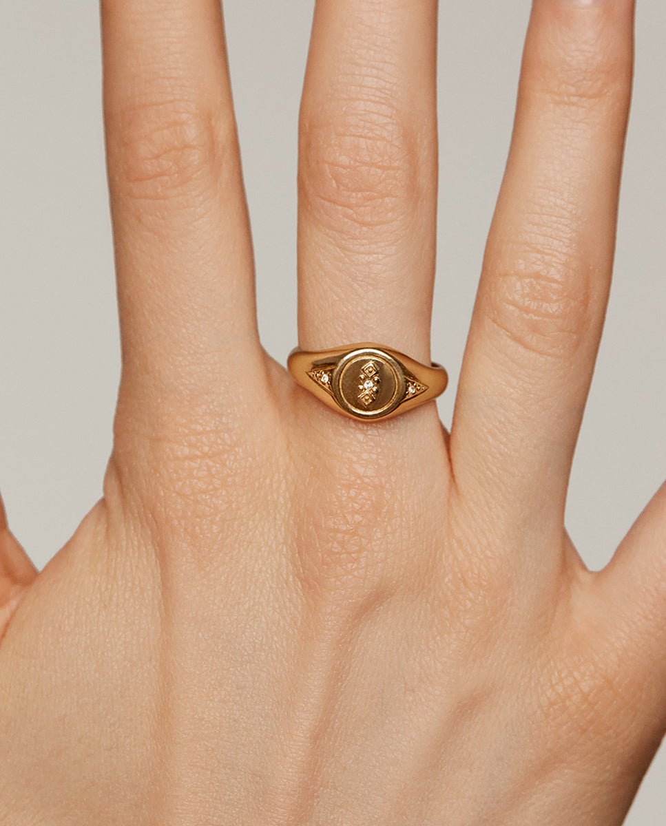 Anel Tipo Selo de Prata 925 Banhada em Ouro Amarelo de 18k com Topázio Branco Branco-2