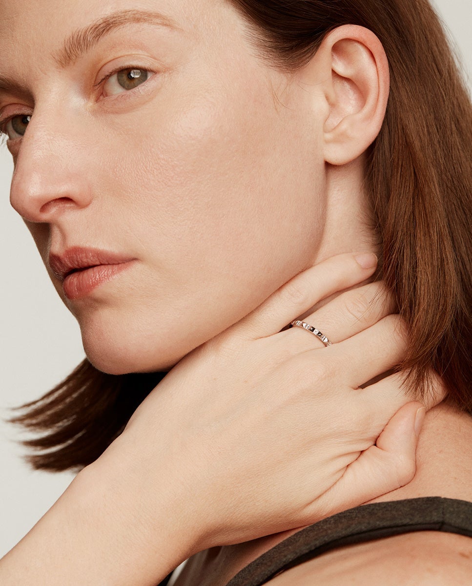 Anel de Ouro Branco de 18k com Diamantes Brancos e Tachas Branco-2