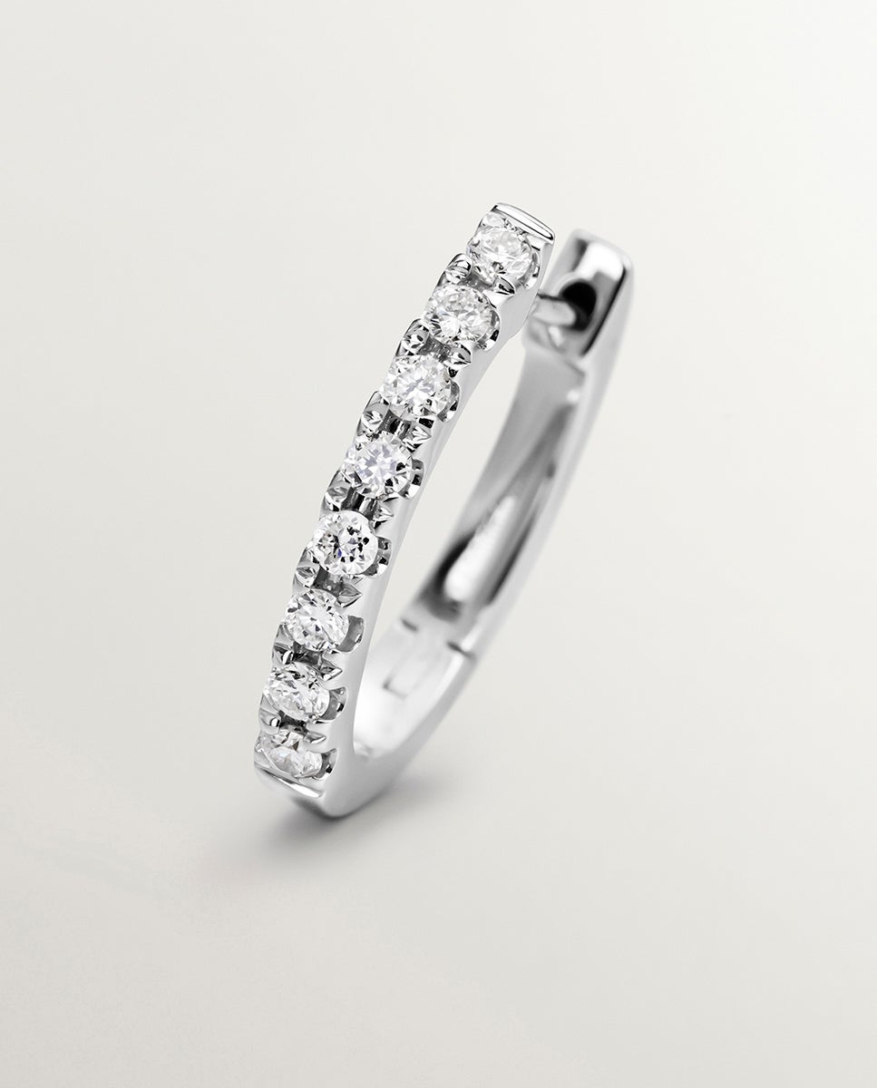 Brinco de Argola Individual Pequeno de Ouro Branco 18k com Diamantes Branco-3