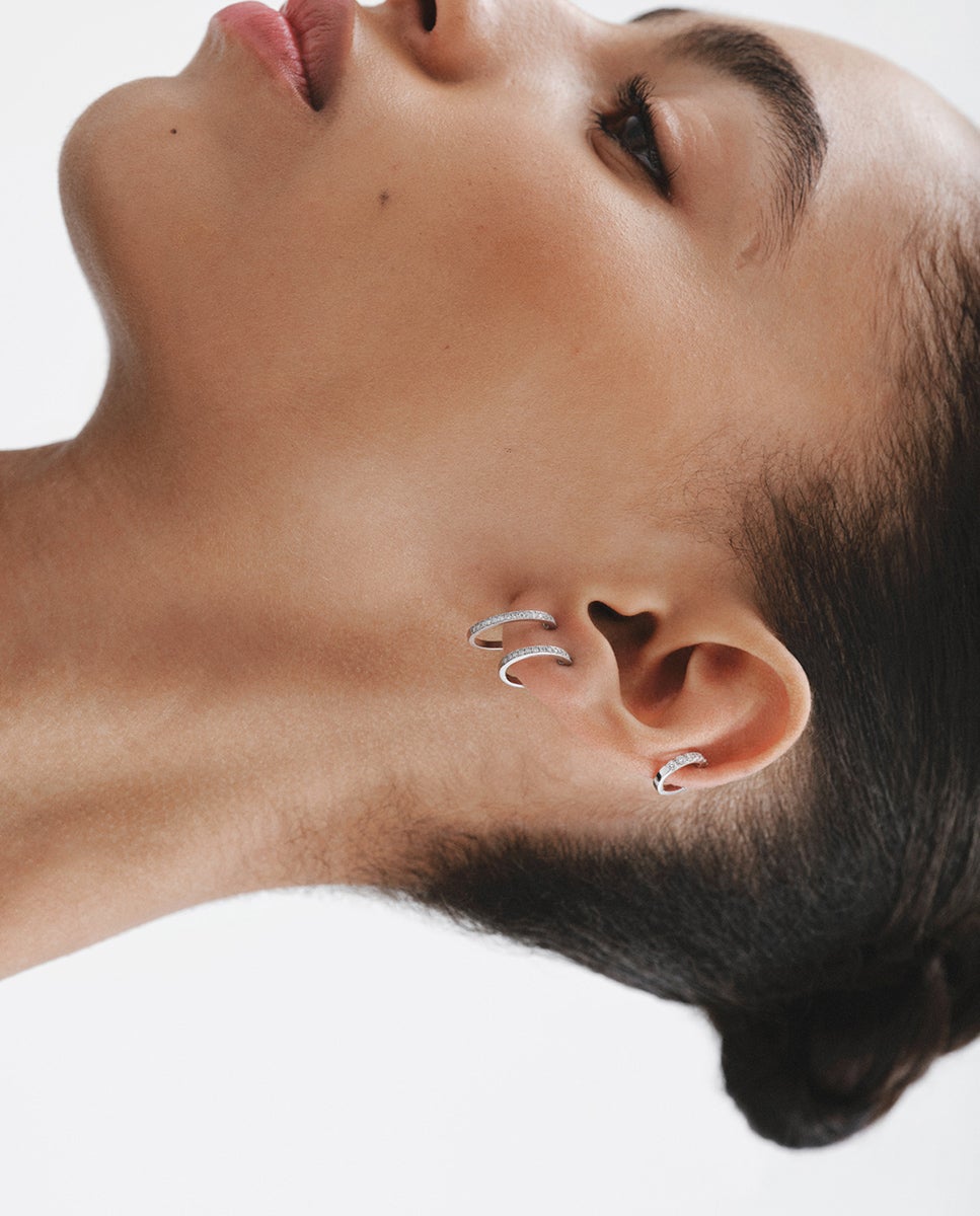 Brinco de Argola Individual de Ouro Branco 18k com Diamante em Lapidação Brilhante Branco-6