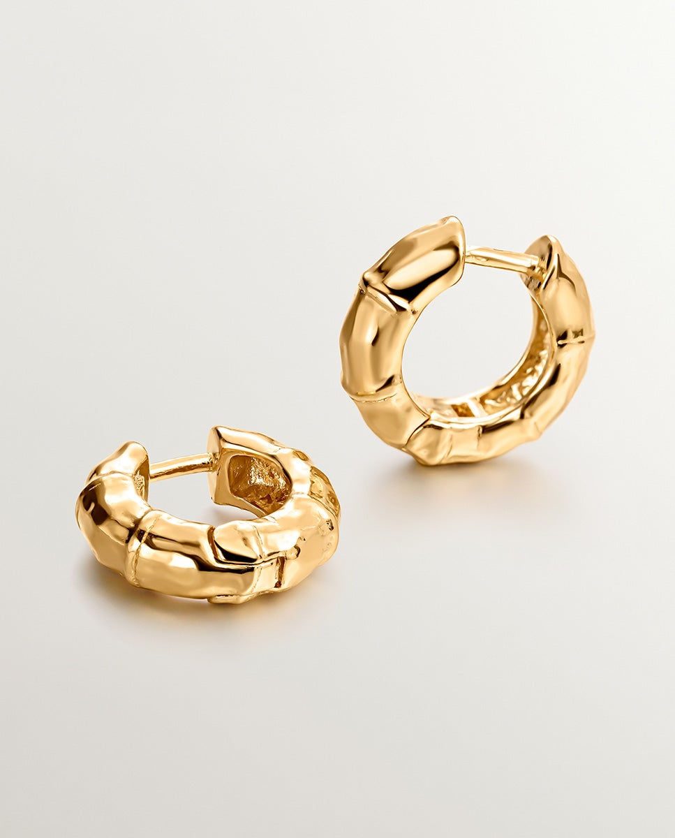 Brincos Pequenos de Aro em Prata 925 com Banho em Ouro Amarelo de 18k com Textura de Bambu Ouro-3