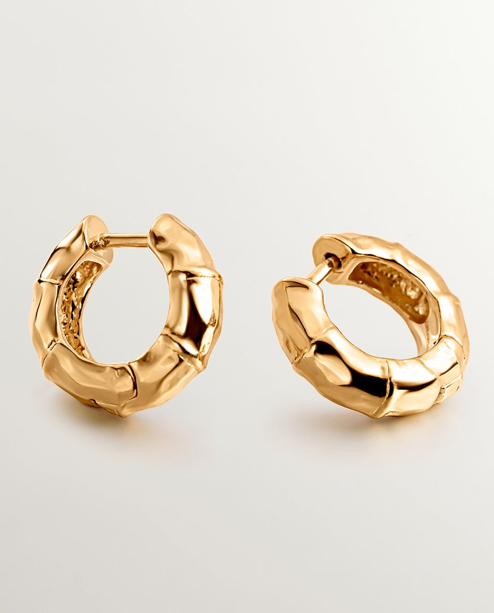 Brincos Pequenos de Aro em Prata 925 com Banho em Ouro Amarelo de 18k com Textura de Bambu Ouro-5