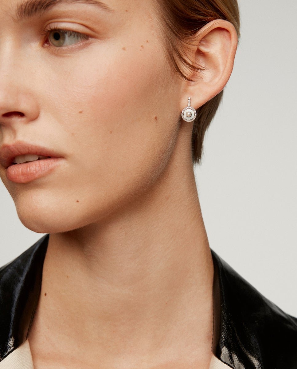 Brincos de Prata 925 e Ouro Branco de 18k com Pérolas Brancas, Diamantes Brancos e Esmalte Cinzento Branco-2