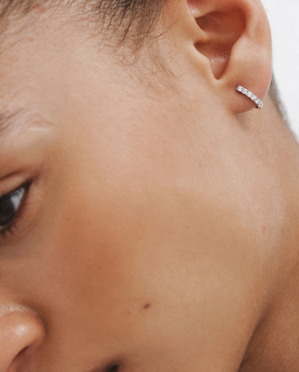 Brinco de Argola Individual de Ouro Branco 18k com Diamante em Lapidação Brilhante Branco-4