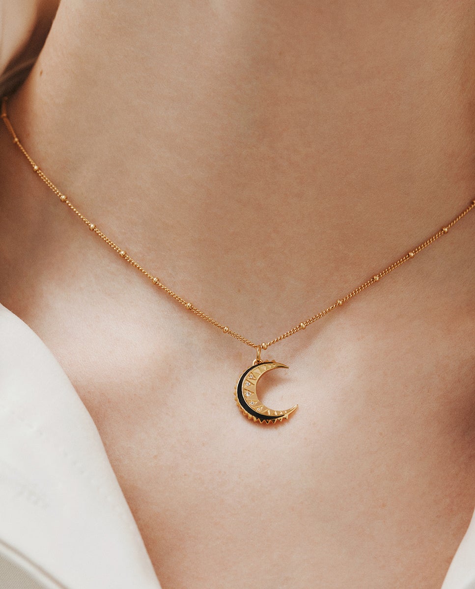 Charm de Prata 925 Banhada em Ouro Amarelo de 18k com Topázios Brancos, Esmalte Preto e Forma de Lua Branco-2