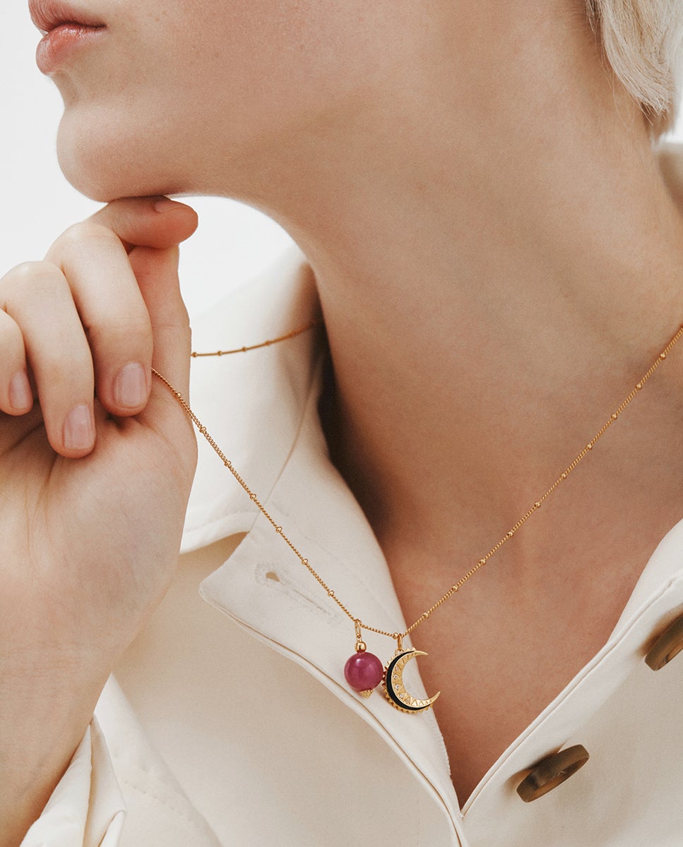 Charm de Prata 925 Banhada em Ouro Amarelo de 18k com Topázios Brancos, Esmalte Preto e Forma de Lua Branco-5