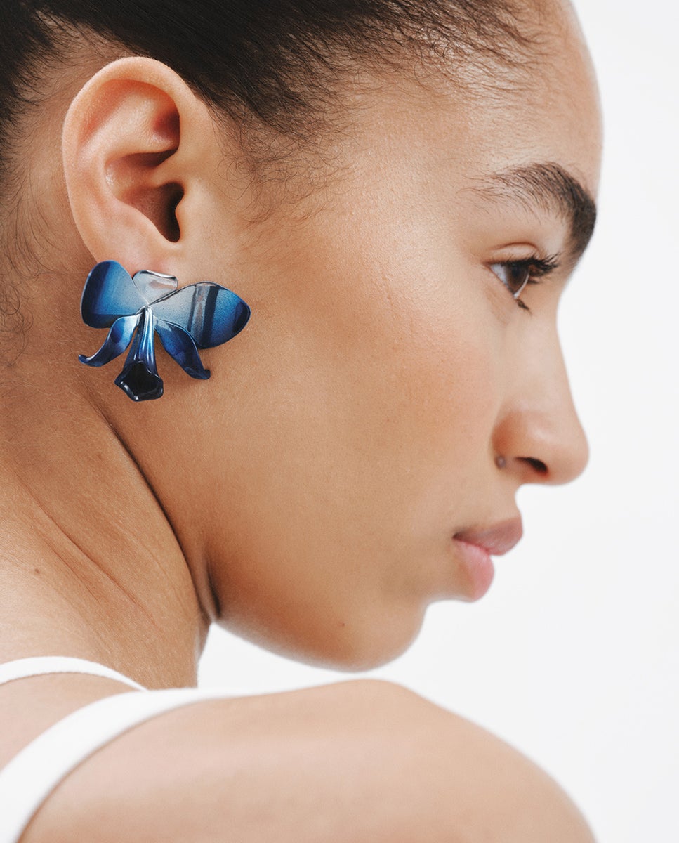 Brincos de Prata 925 com Forma de Orquídea, Esmalte Azul Degradado e Efeito Polido Azul-2