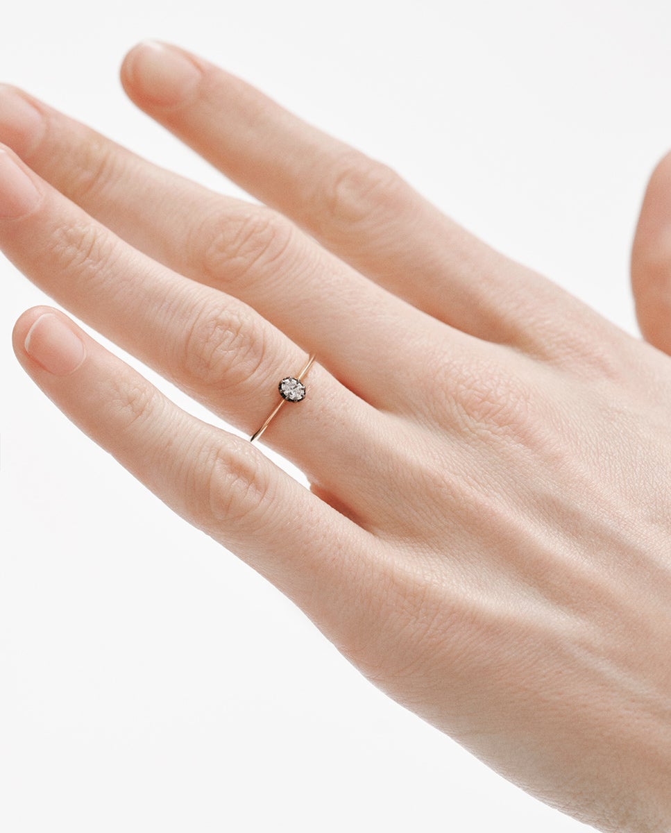 Anel de Ouro Amarelo 18k com Efeito Envelhecido e Diamante em Corte Oval Branco-2