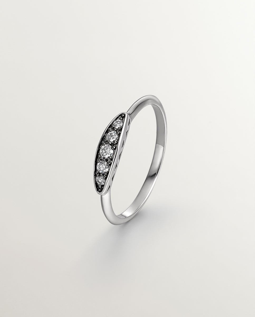 Anel de Ouro Branco 18k com Efeito Envelhecido e Diamante em Tamanho Brilhante Branco-1